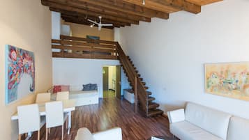 Camera Gallery | Area soggiorno | TV 40 pollici con canali satellitari