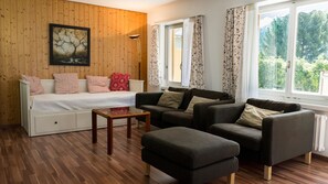 Minibar, in-room safe, individually decorated, individually furnished - Badehotel Salina Maris - Wellness & Vintage (Mörel-Filet)