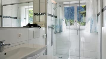 Superior-Apartment | Badezimmer | Kostenlose Toilettenartikel, Haartrockner, BademĂ€ntel, HandtĂŒcher