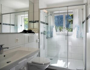 Departamento superior | Baño | Amenidades de baño gratuitas, secadora de cabello, batas, toallas 