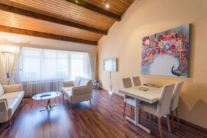 Gallery Room | Living area | 40-inch TV with satellite channels - Badehotel Salina Maris - Wellness & Vintage (Mörel-Filet)