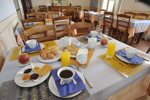 Tägliches Frühstücksbuffet (12.90 EUR pro Person)