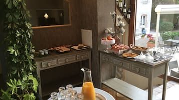 Daily buffet breakfast (EUR 12.50 per person)