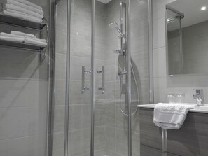 Suite familiar | Baño | Amenidades de baño gratuitas, secadora de cabello, toallas