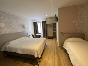 Chambre Triple Terrasse | Individuell dekoriert, Schreibtisch, Verdunkelungsvorhänge