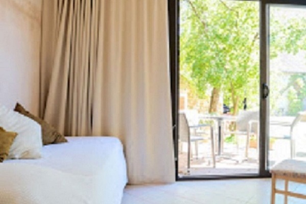 Kamar Quadruple | Didekorasi berbeda-beda, meja kerja, dan tirai kedap cahaya