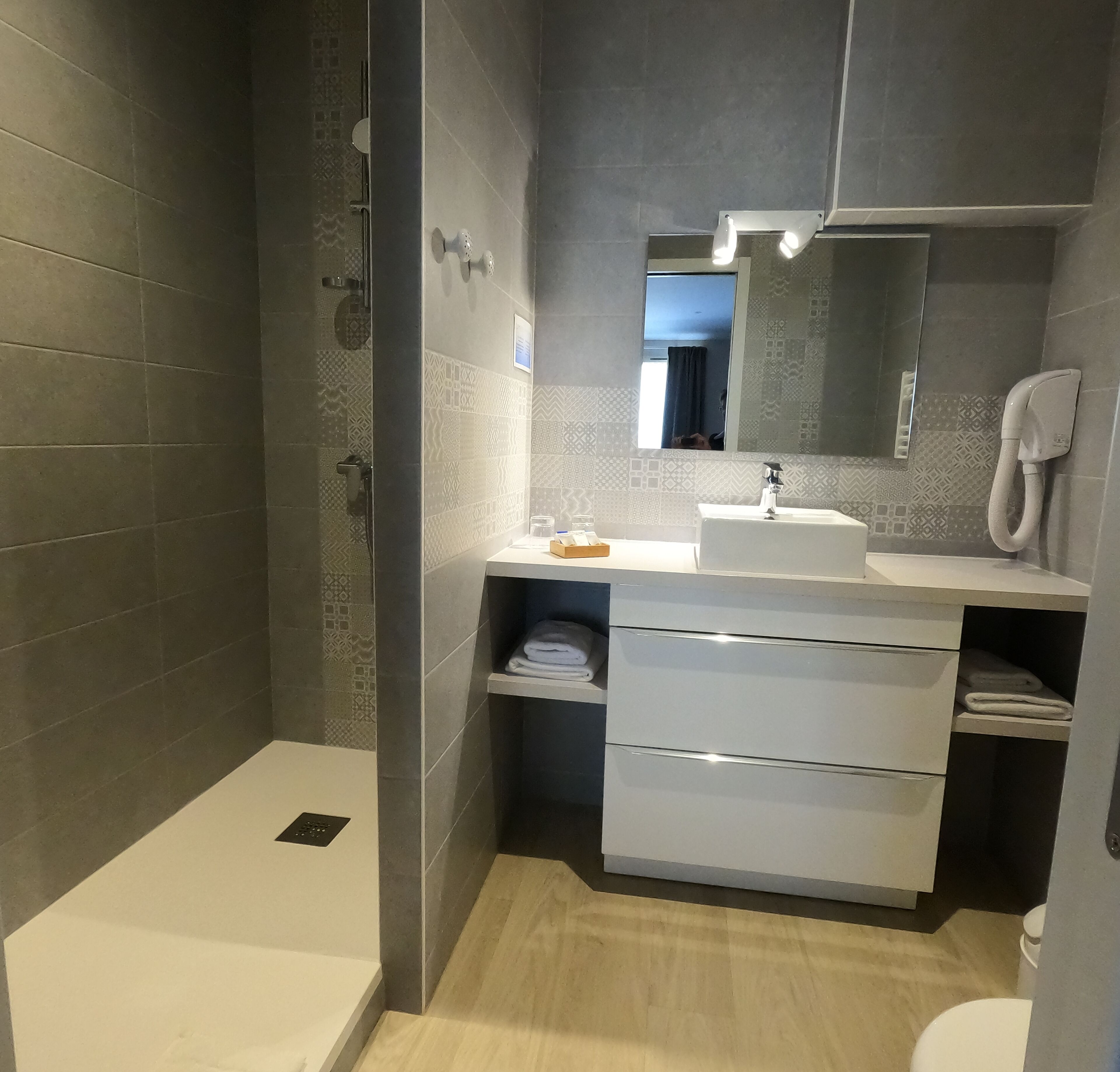chambre double terrasse | bathroom | free toiletries, hair dryer, towels