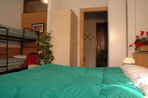 Quadruple Room | Kalis bunyi, Wi-fi percuma, jam penggera