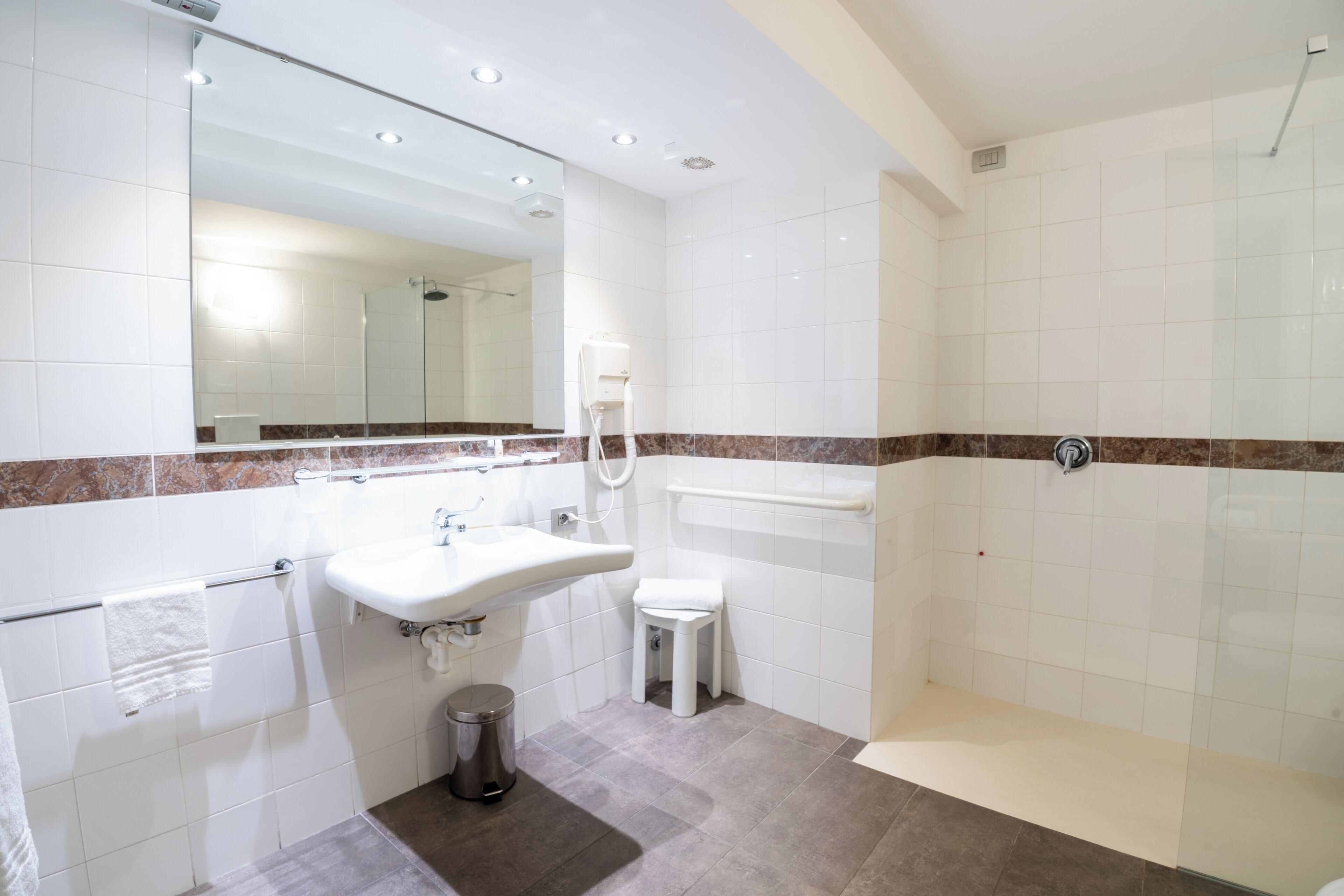 standard single room | bathroom | rainfall showerhead, hair dryer, bidet, towels