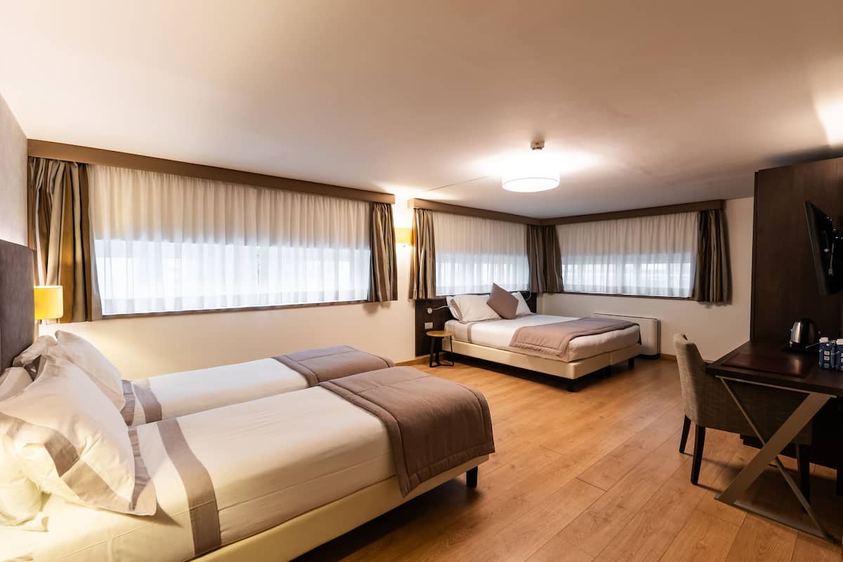 1 habitación, cubrecamas, minibar y caja de seguridad en la habitación