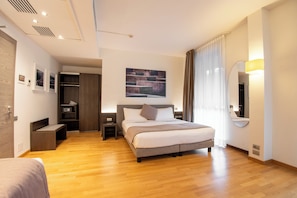 Superior Triple Room | Down duvets, in-room safe, desk, laptop workspace - Hotel Como (Como)