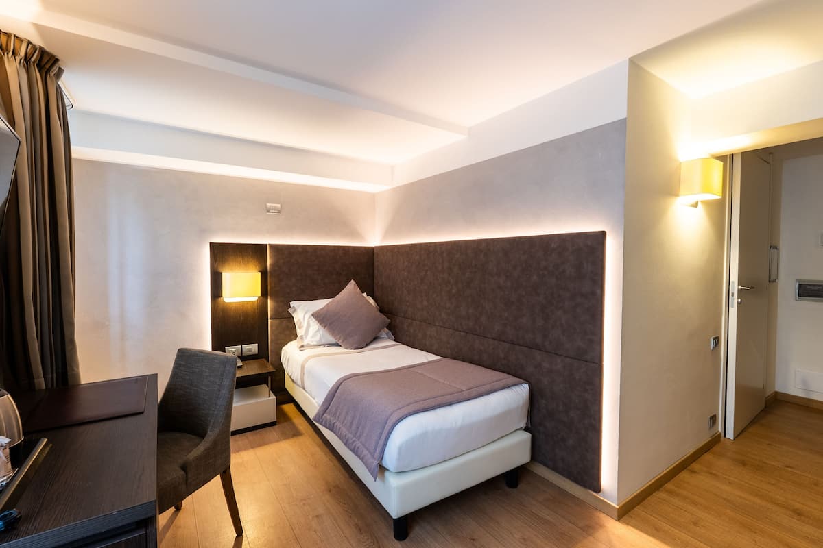 1 habitación, cubrecamas, minibar y caja de seguridad en la habitación