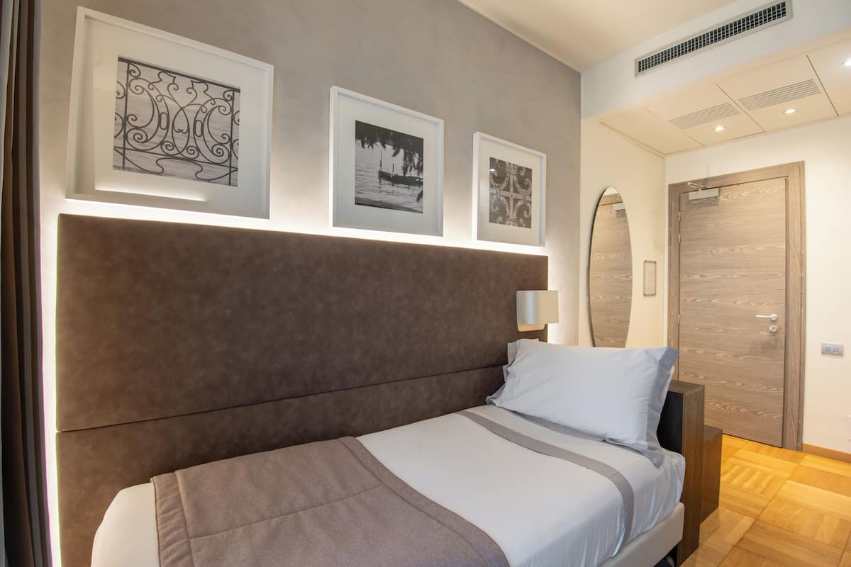 Chambre simple supérieure | Couette en duvet, coffre-fort, bureau