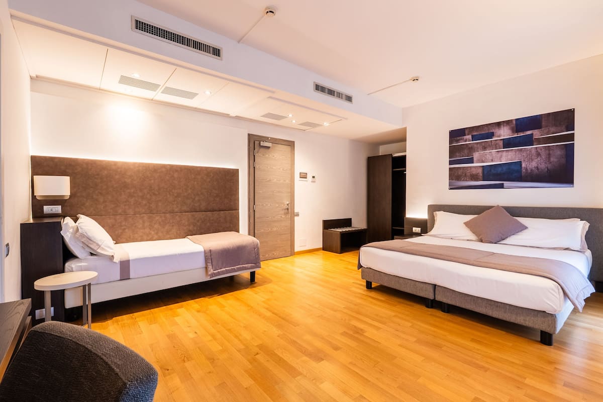 1 habitación, cubrecamas, minibar y caja de seguridad en la habitación
