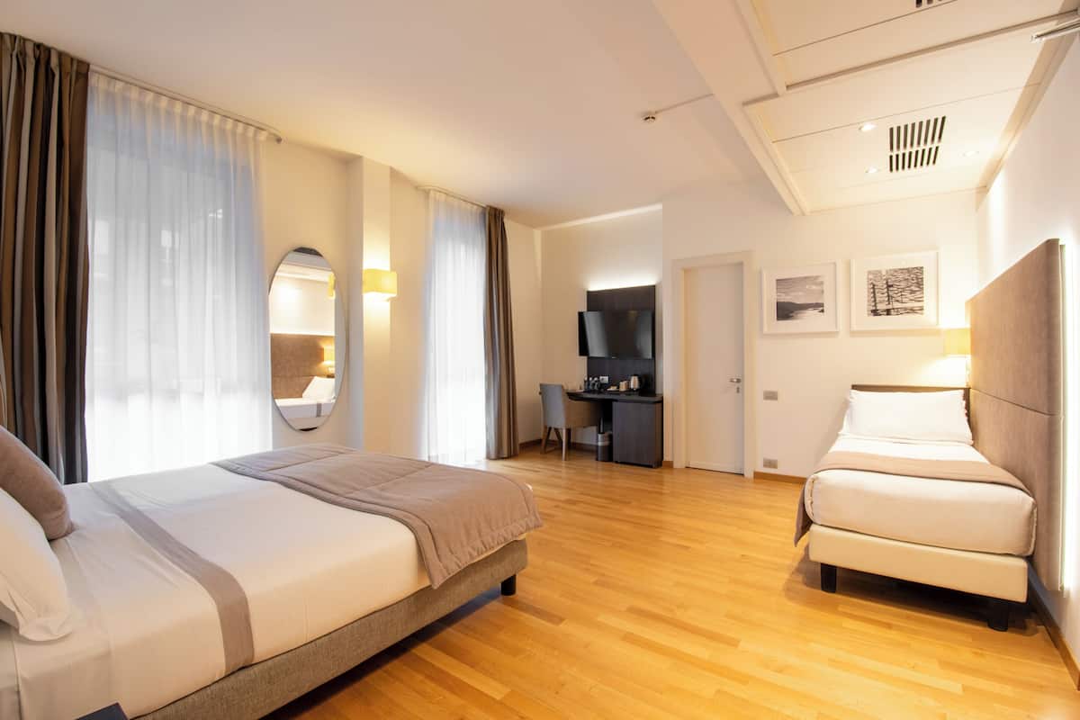 Chambre triple supérieure | Couette en duvet, coffre-fort, bureau
