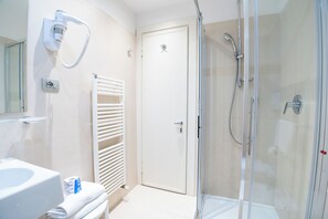 Een regendouche, een haardroger, een bidet, handdoeken