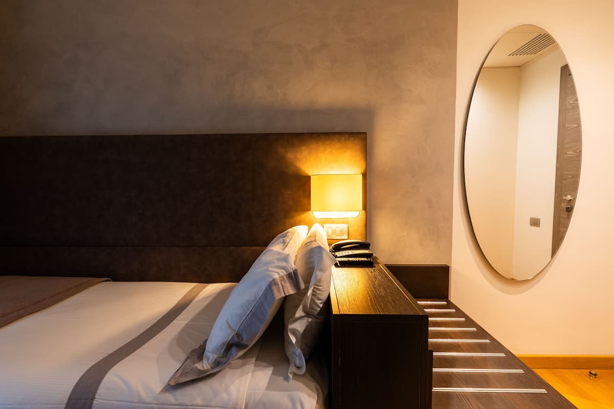 1 habitación, cubrecamas, minibar y caja de seguridad en la habitación