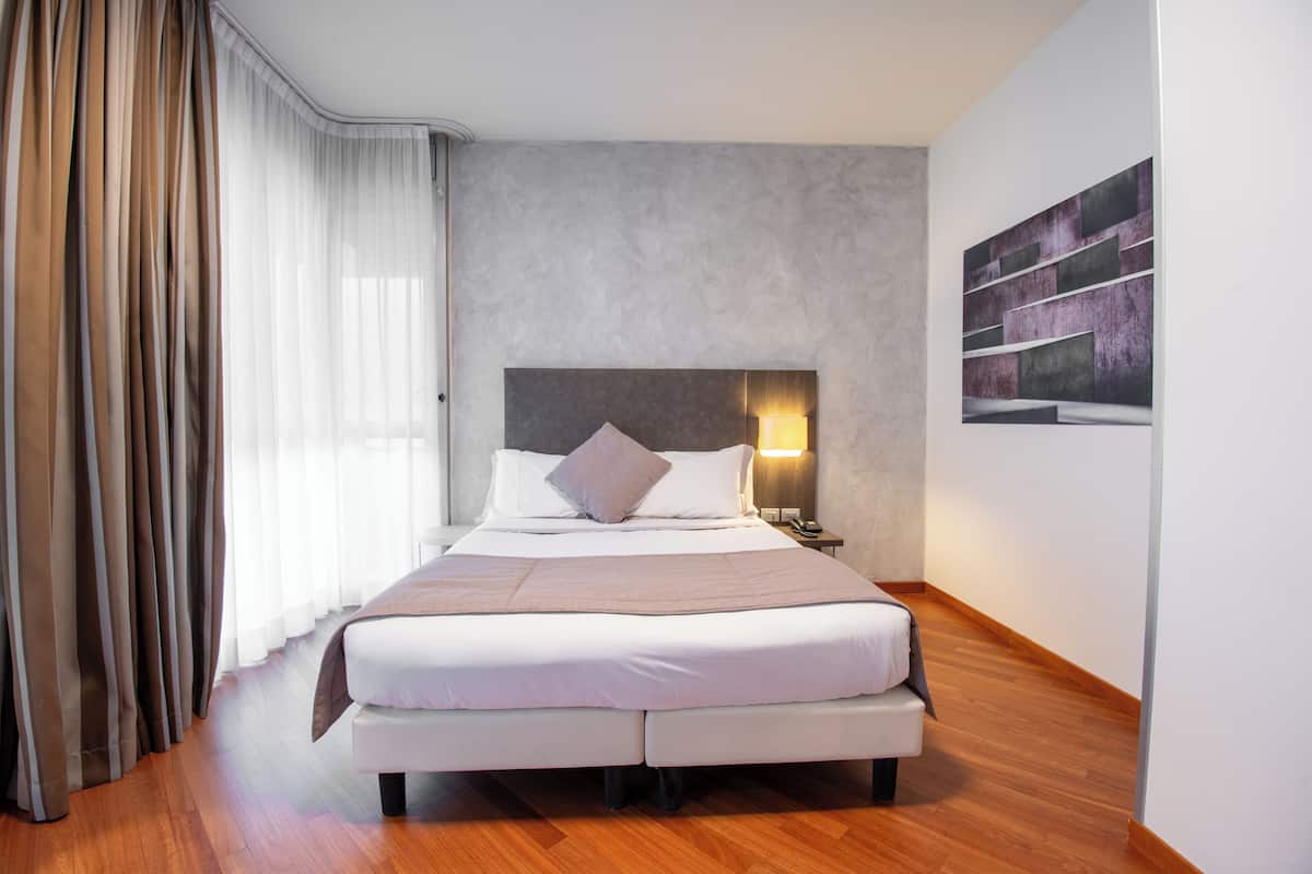 Couette en duvet, coffre-fort, bureau