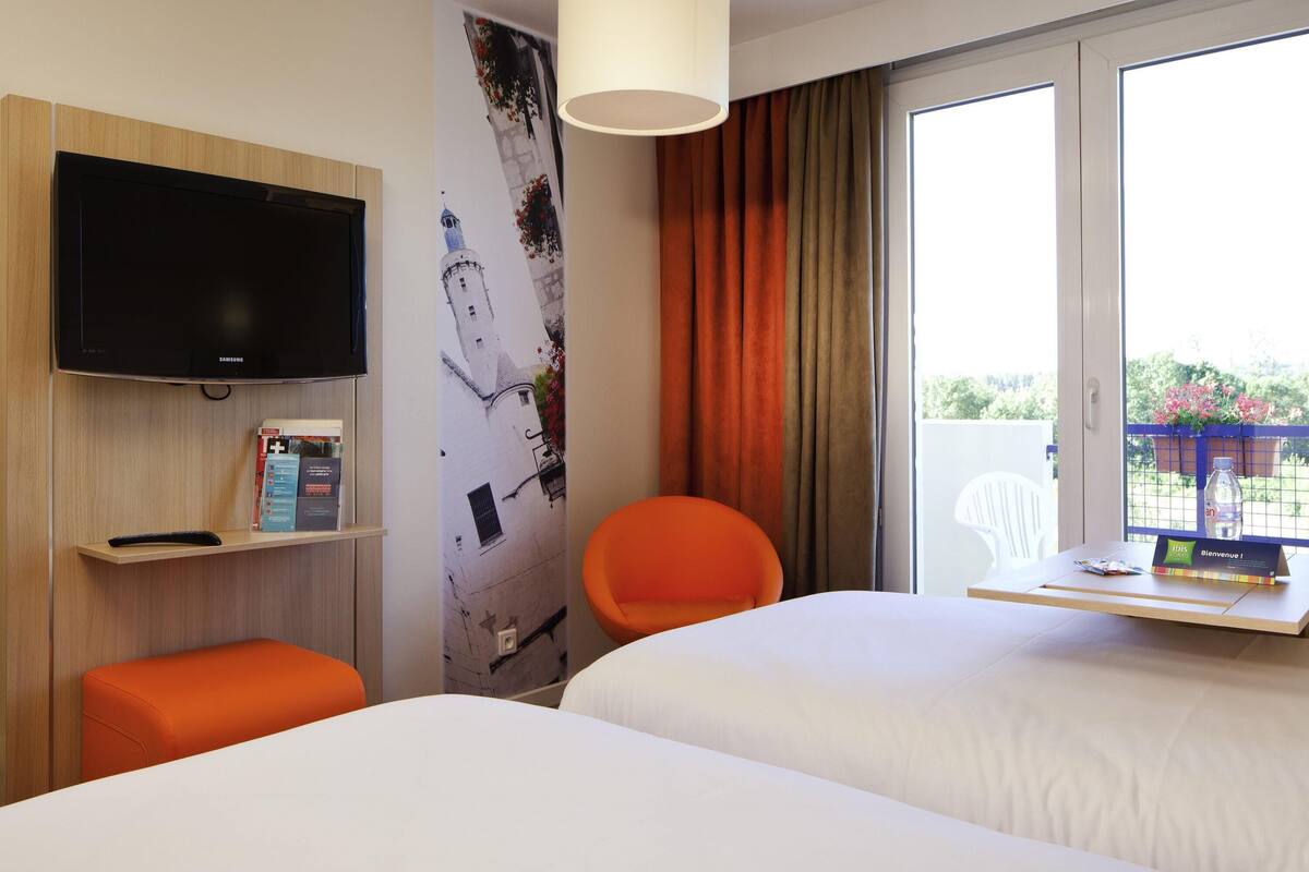 desk, blackout curtains, soundproofing, free cots/infant beds