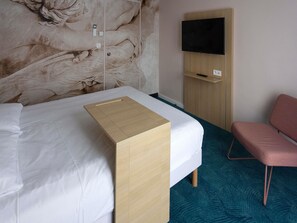 Desk, blackout drapes, soundproofing, free cribs/infant beds - ibis Styles Chinon (Chinon)