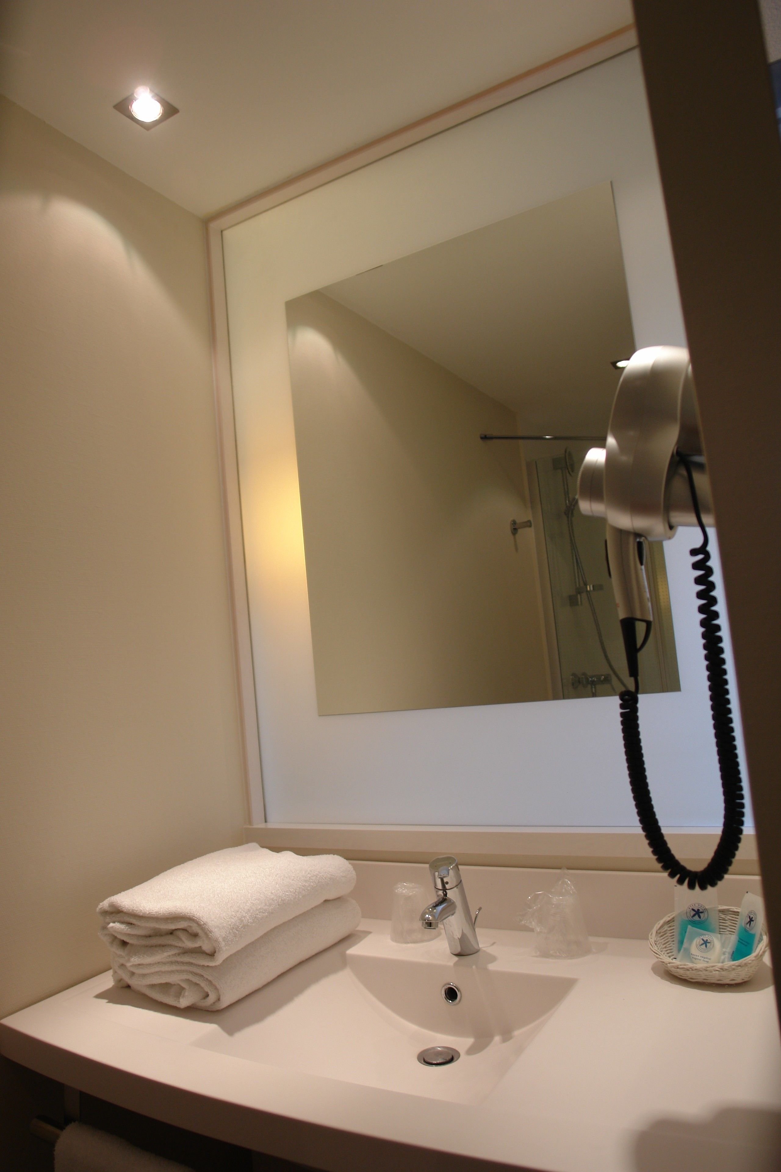 desk, blackout curtains, soundproofing, free cots/infant beds