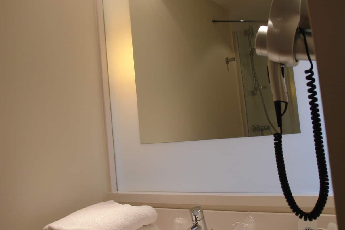 desk, blackout curtains, soundproofing, free cots/infant beds