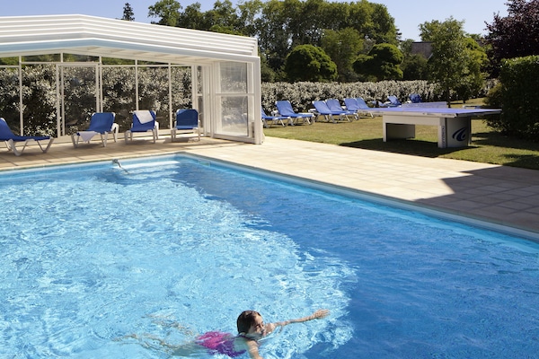 Piscine extérieure (ouverte en saison), chaises longues