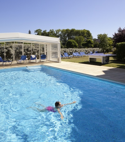 Seasonal outdoor pool, sun loungers