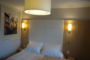 Desk, blackout drapes, soundproofing, free cribs/infant beds - ibis Styles Chinon (Chinon)