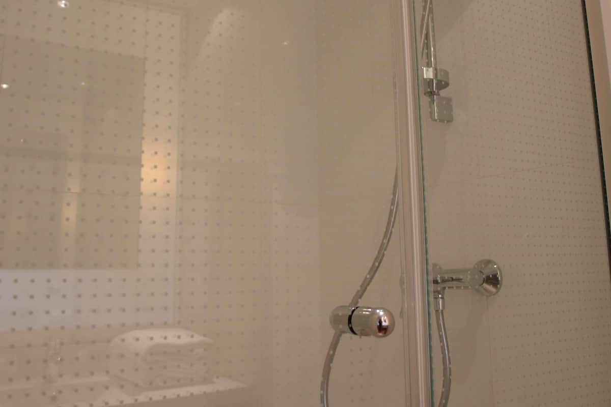 Desk, blackout curtains, soundproofing, free cots/infant beds