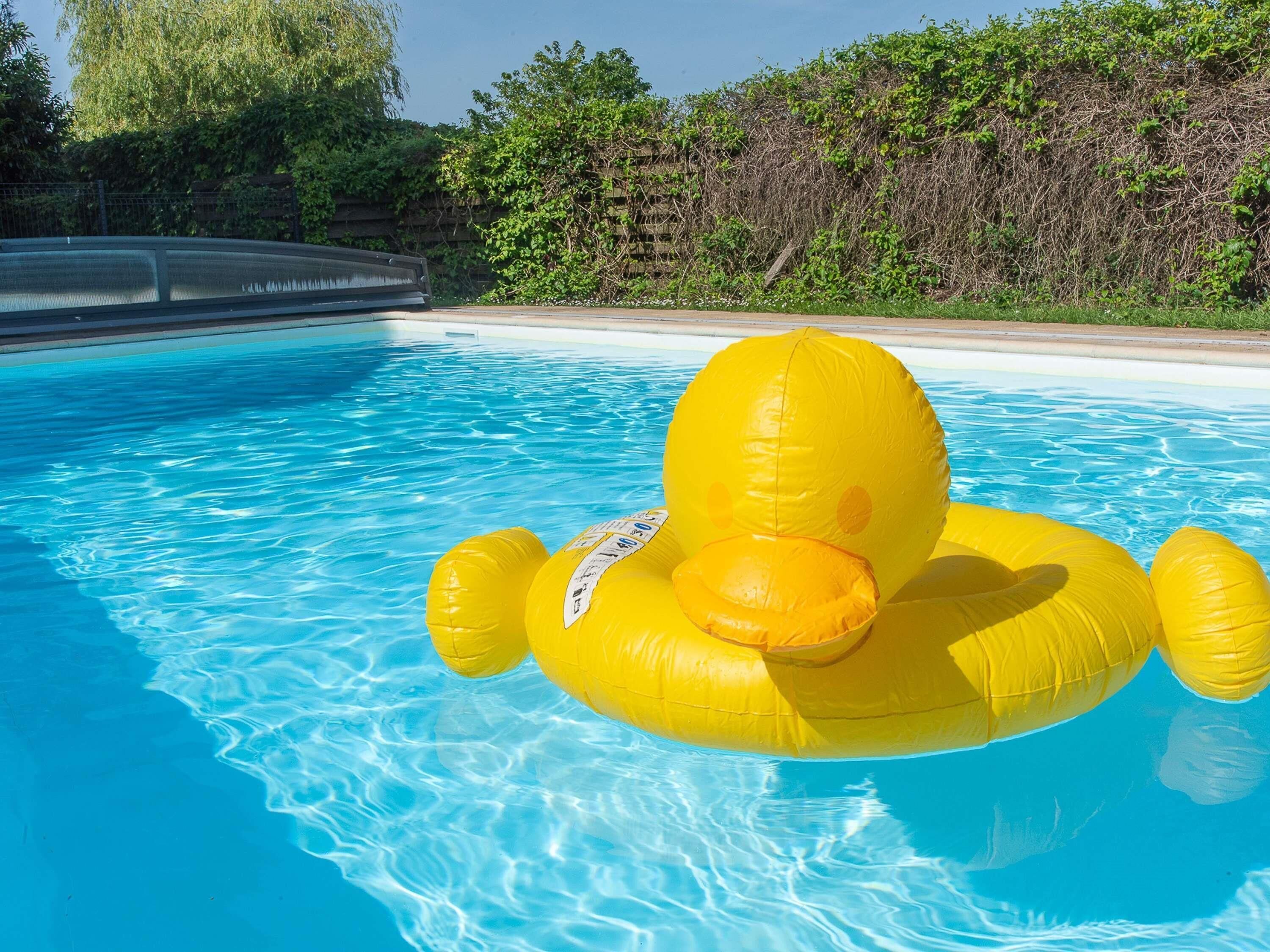 Piscine extérieure (ouverte en saison), chaises longues