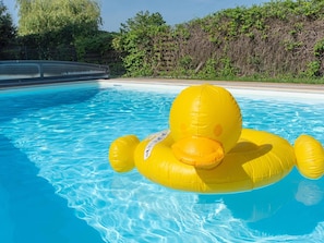 Ein Schwimmbecken mit gelben Luftbällen.