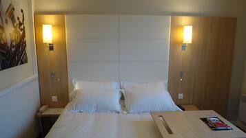 Escritorio, cortinas opacas, sistema de insonorización y cunas gratuitas