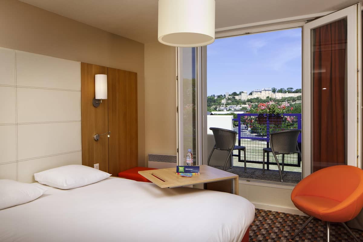 desk, blackout curtains, soundproofing, free cots/infant beds