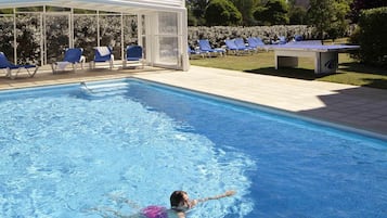 Piscina externa sazonal, espreguiçadeiras