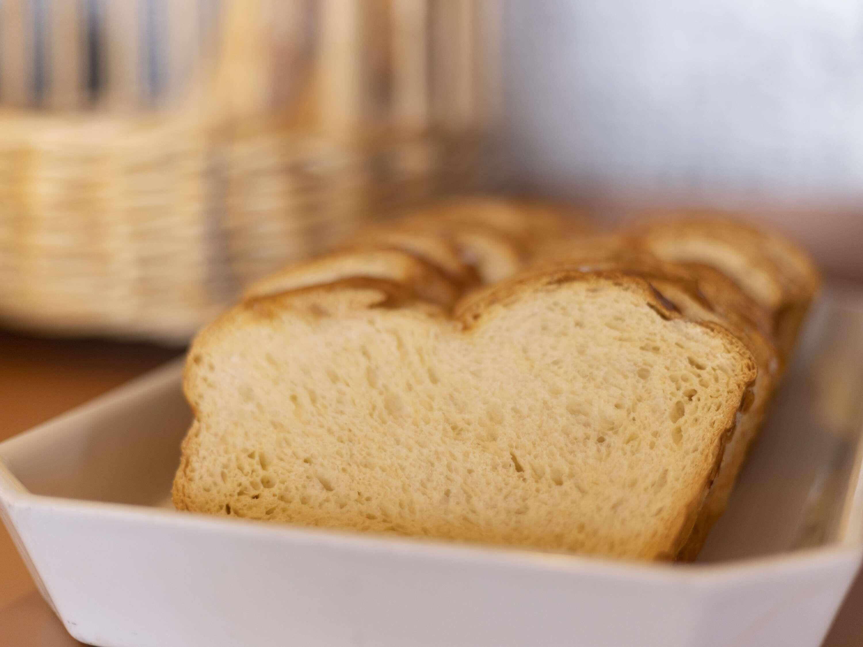 Een brood in een witte bakvorm.