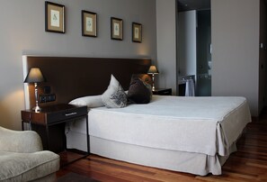 迷你吧、客房内保险箱、办公桌、遮光窗帘