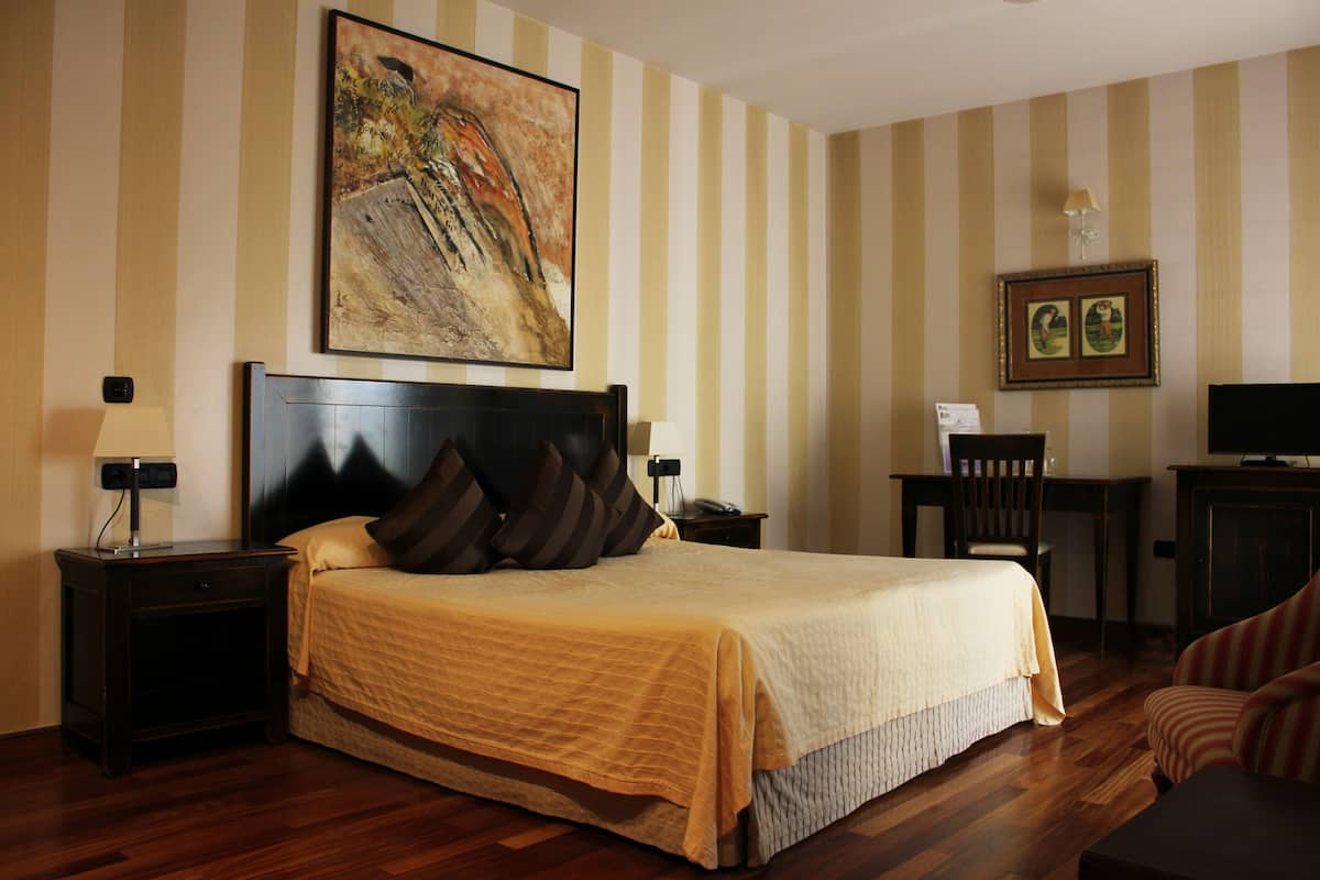 minibar, in-room safe, desk, blackout curtains