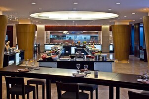 Daily buffet breakfast (CNY 149 per person)