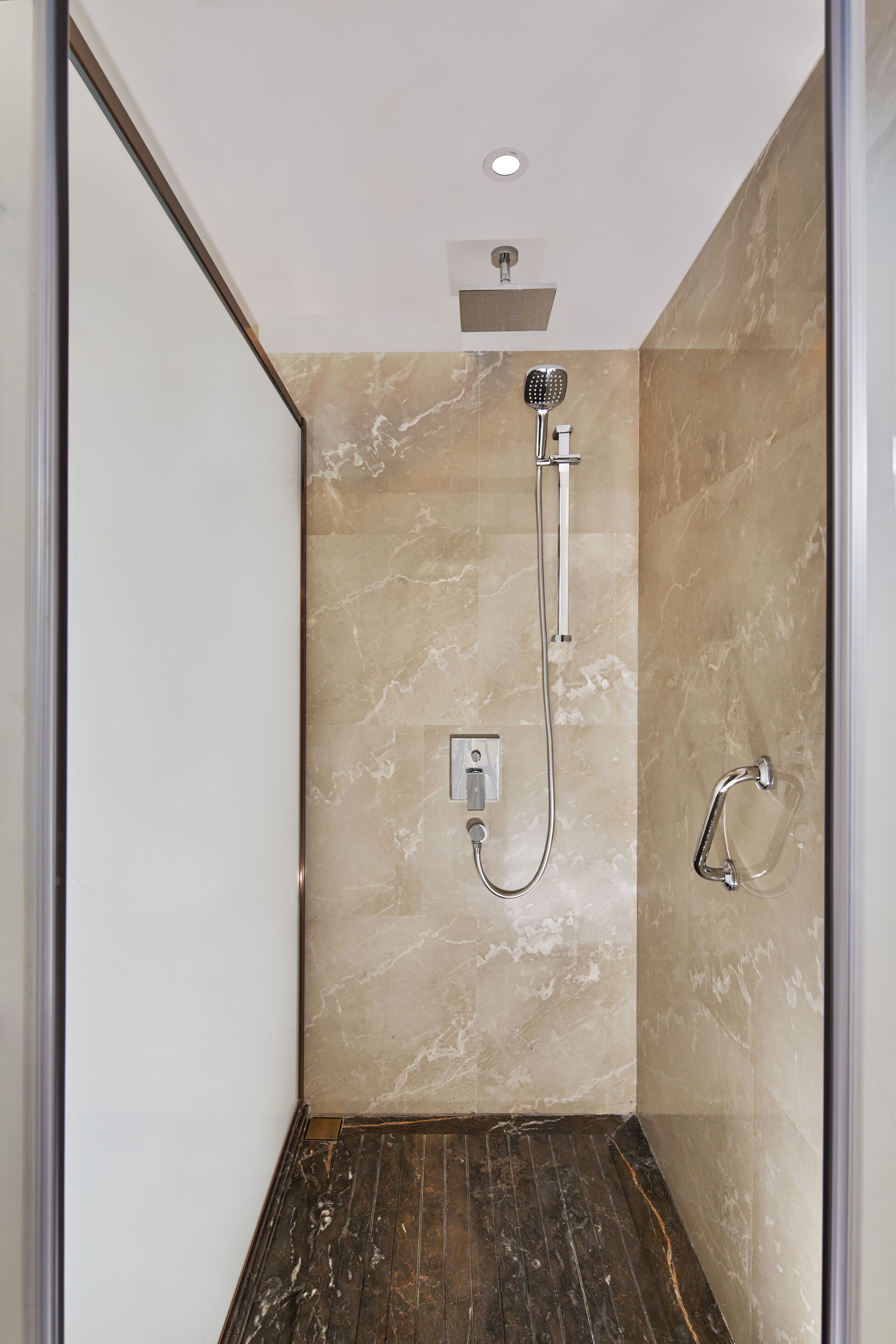 executive room | bathroom | eco-friendly toiletries, hair dryer, bathrobes, slippers