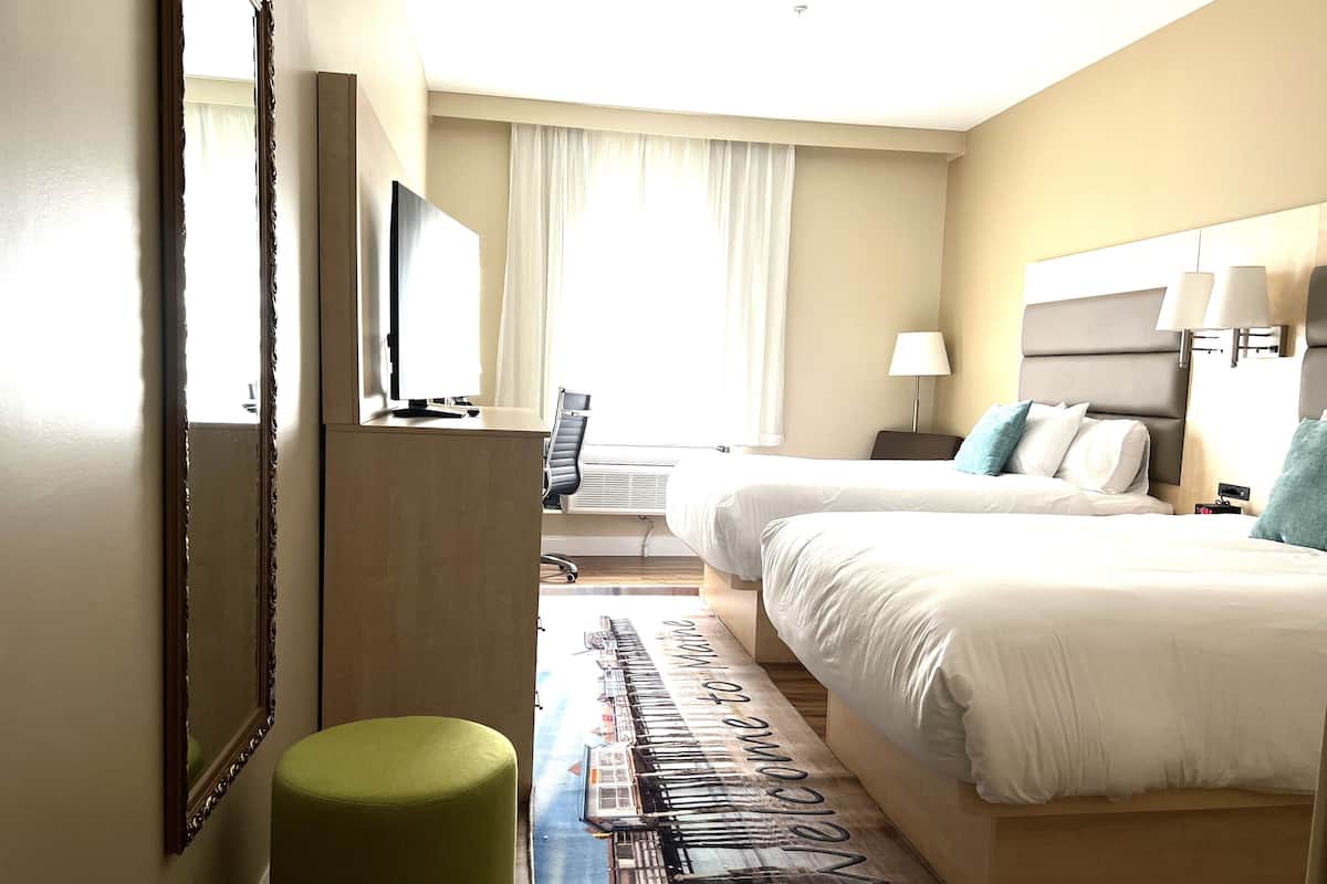 Escritorio, espacio para trabajar con laptop y cortinas blackout
