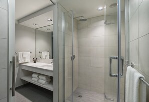 Dusj, designertoalettartikler, hårføner og håndklær