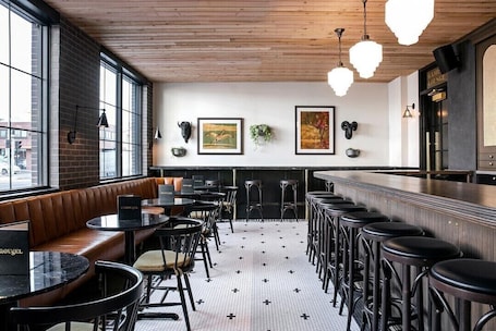 Bar (en la propiedad). Norwood Hotel