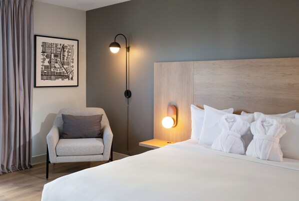 Rom – deluxe, 1 kingsize-seng | Sengetøy av topp kvalitet, dundyner, senger med overmadrass og minibar