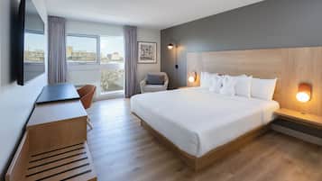 Executive Room, 1 Bedroom | Premium bedding, down comforters, pillowtop beds, minibar