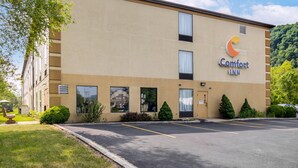 Un hôtel Comfort Inn doté d’un parking et offrant une vue sur les montagnes.