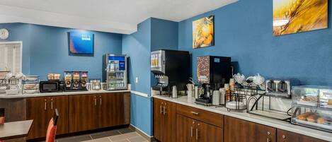Eine Hotelküche mit Kaffeestation, Mikrowelle und Toaster.