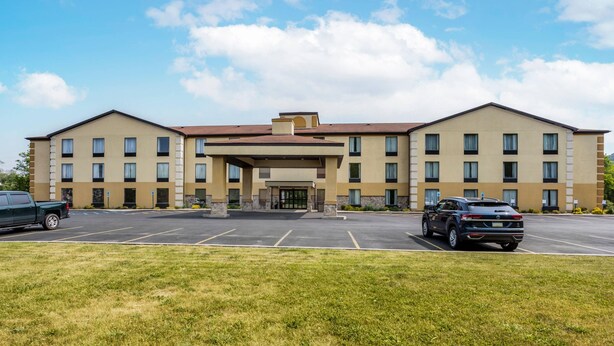 Un hôtel à plusieurs étages, doté d’un parking et d’une entrée abritée.