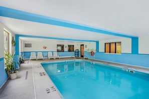 Indoor pool, open 8 AM to 10 PM, pool loungers - Comfort Inn Huntingdon (Huntingdon)