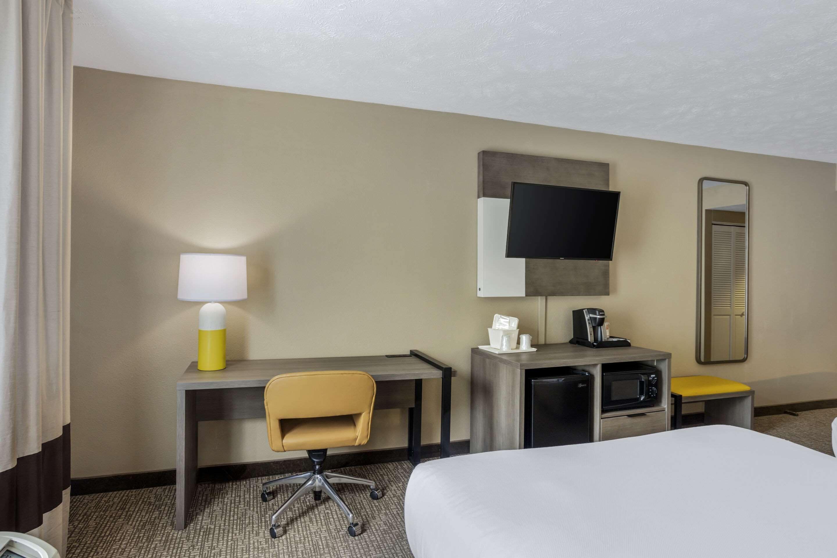 standard room, 2 queen beds, non smoking | premium bedding, iron/ironing board, rollaway beds, free wifi